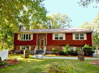 121 Maupas Rd N, Guilford, CT 06437