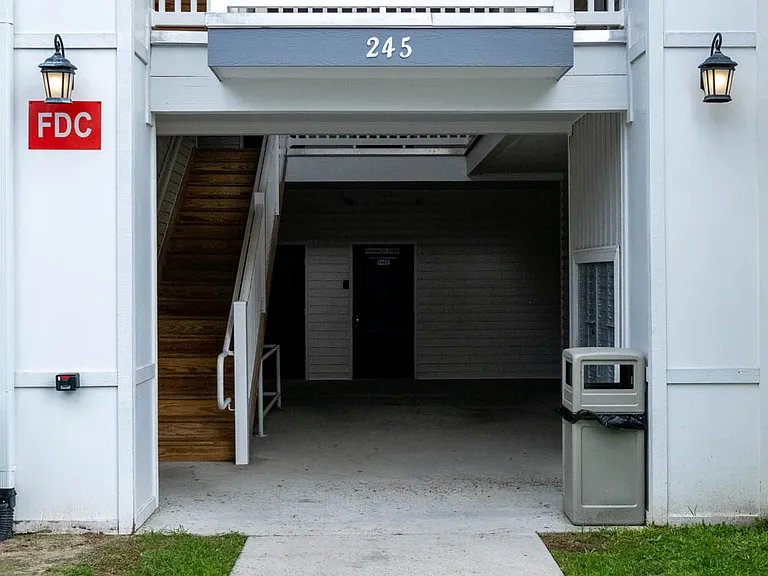 BONNET COURT APARTMENTS — Photo 1