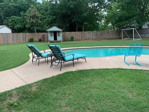 5th image of 585 Nicole Dr