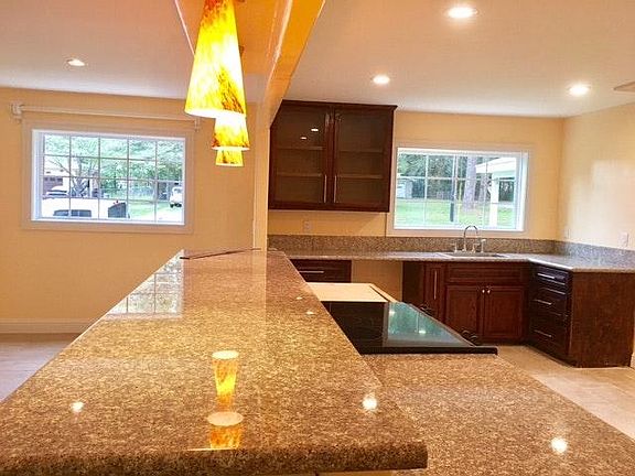 Kitchen - Granite countertops