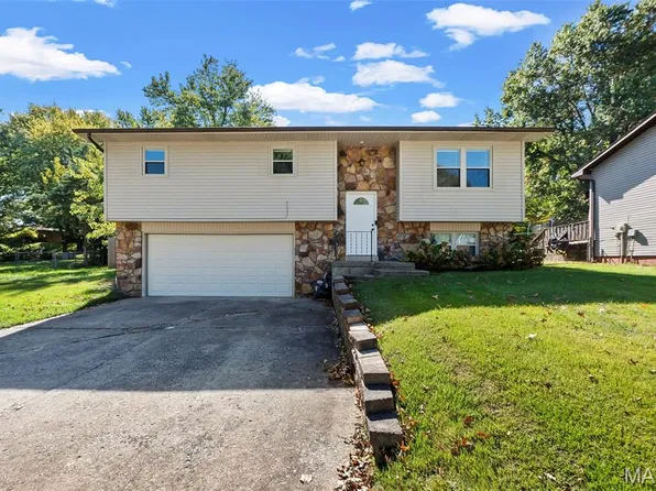 1317 Rolling Fields Dr, Jackson, MO 63755