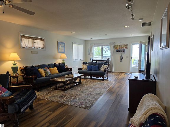 3rd image of 808 W Lake St