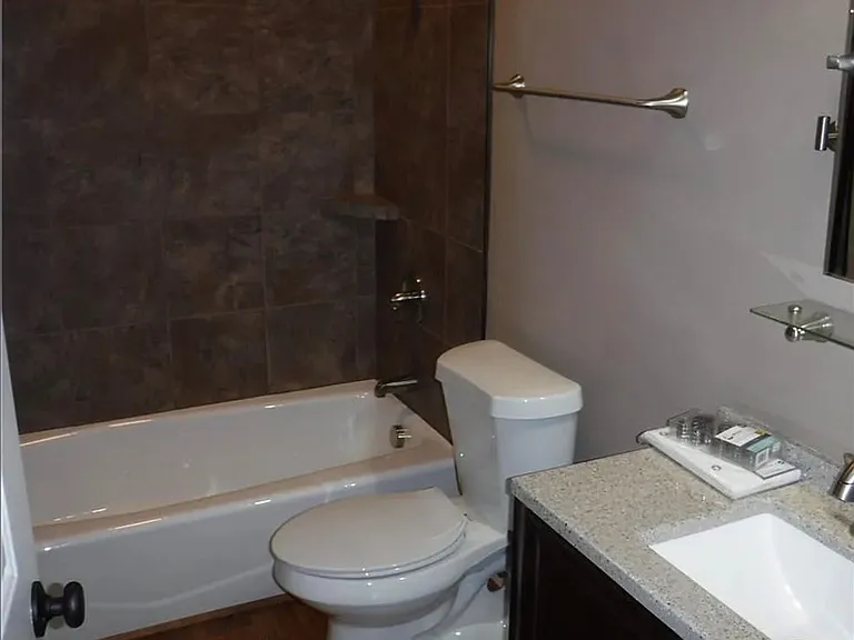 308 S Poplar St — Photo 6