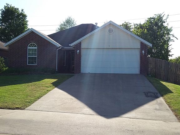 2nd image of 900 SW Navajo Dr