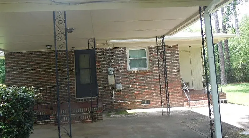128 Lake Dr NE — Photo 3