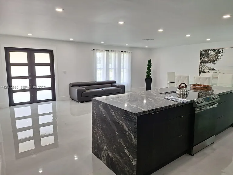 4440 SW 14th Pl — Photo 3