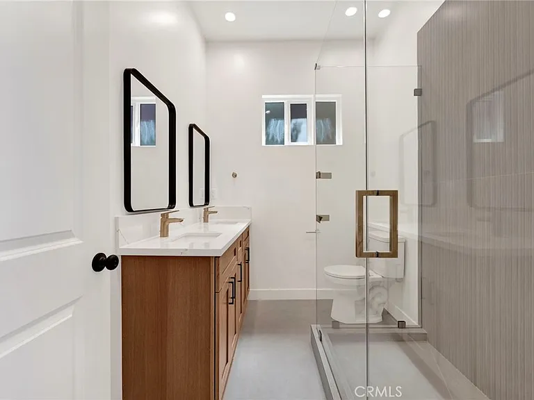 22538 Roscoe Blvd — Photo 10
