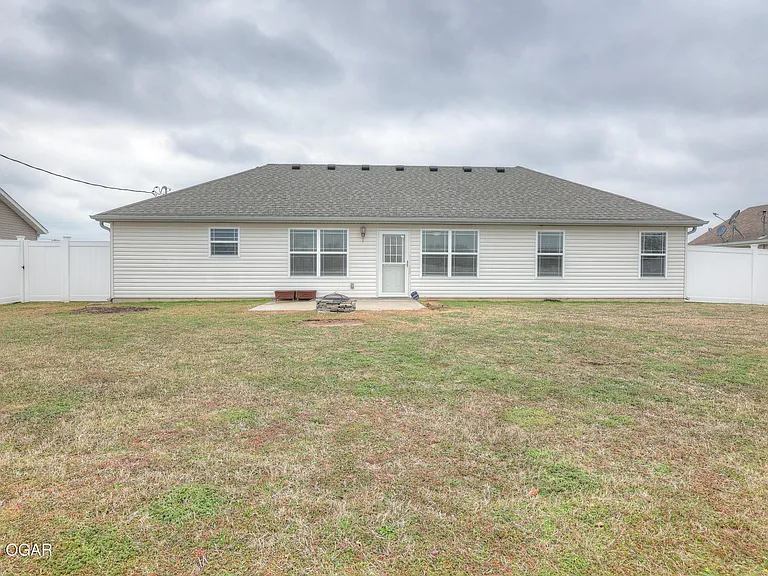 1233 Montana Pl — Photo 4