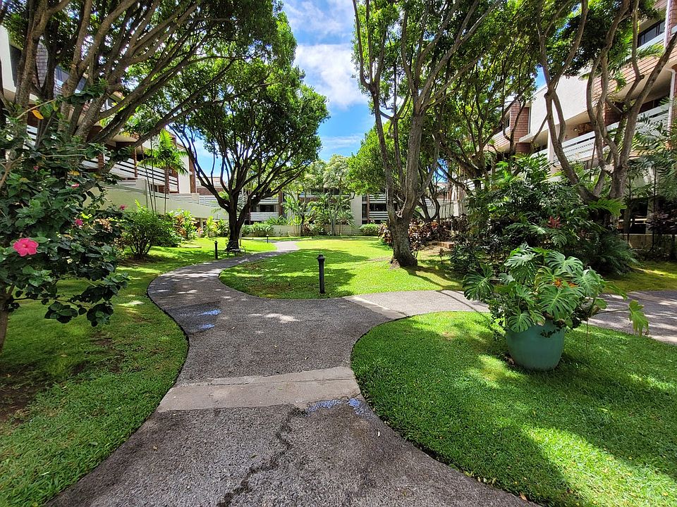 Beautiful Lush Courtyard