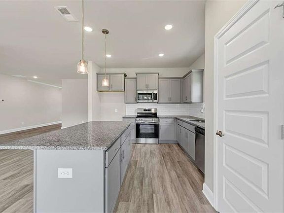 4th image of 321 Angela Ave