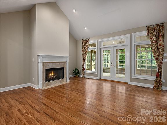 5th image of 1126 Burnside Dr