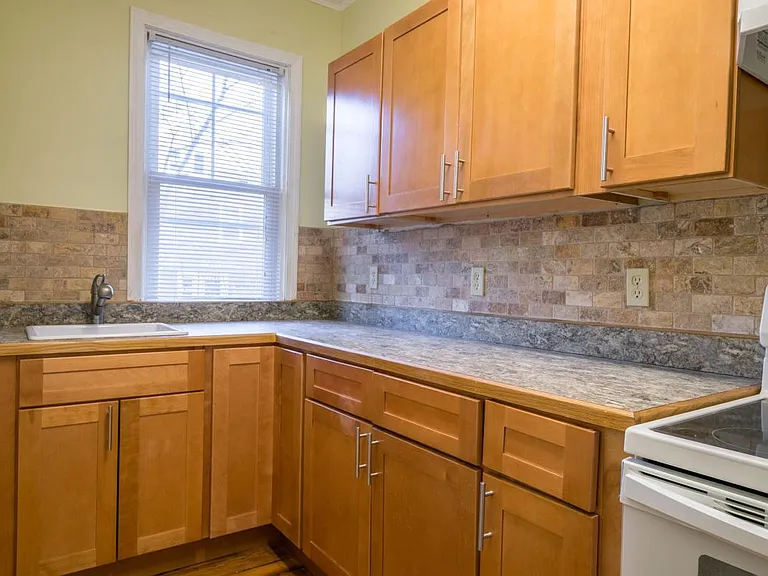 134 S Angell St — Photo 2