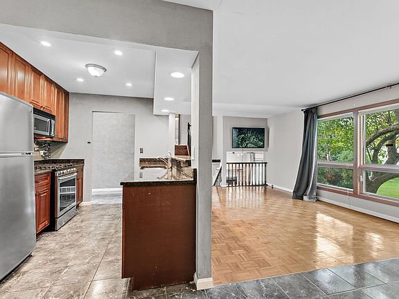 5th image of 742 Buckingham Ct