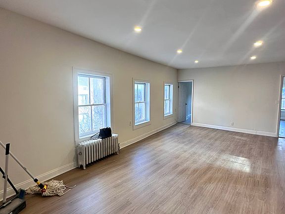 3rd image of 58 Jane St Fl 3