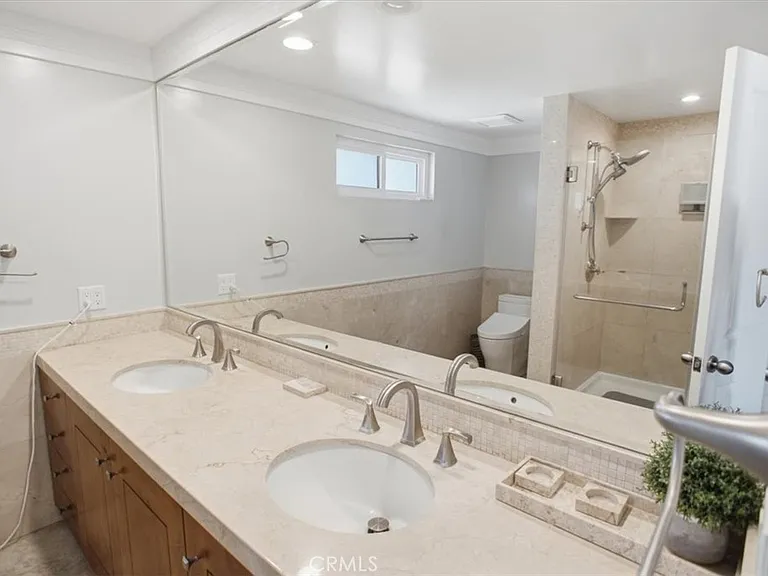 321 E Stocker St #301 — Photo 11