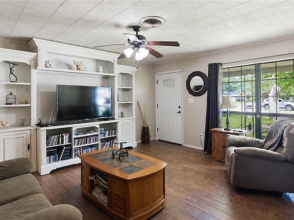 3rd image of 701 Morninglory Ln