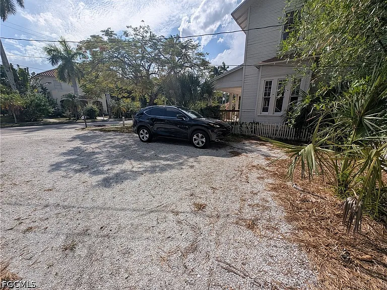 1637 Woodford Ave — Photo 28