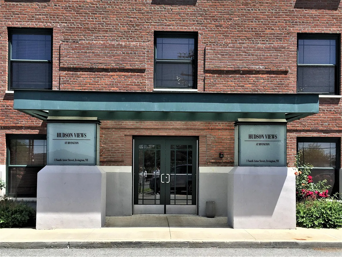 Building Photo - 1 S Astor St #401