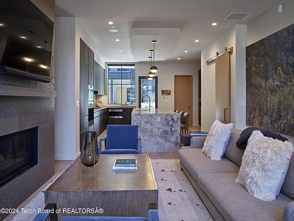 4th image of 185 N Glenwood St #4