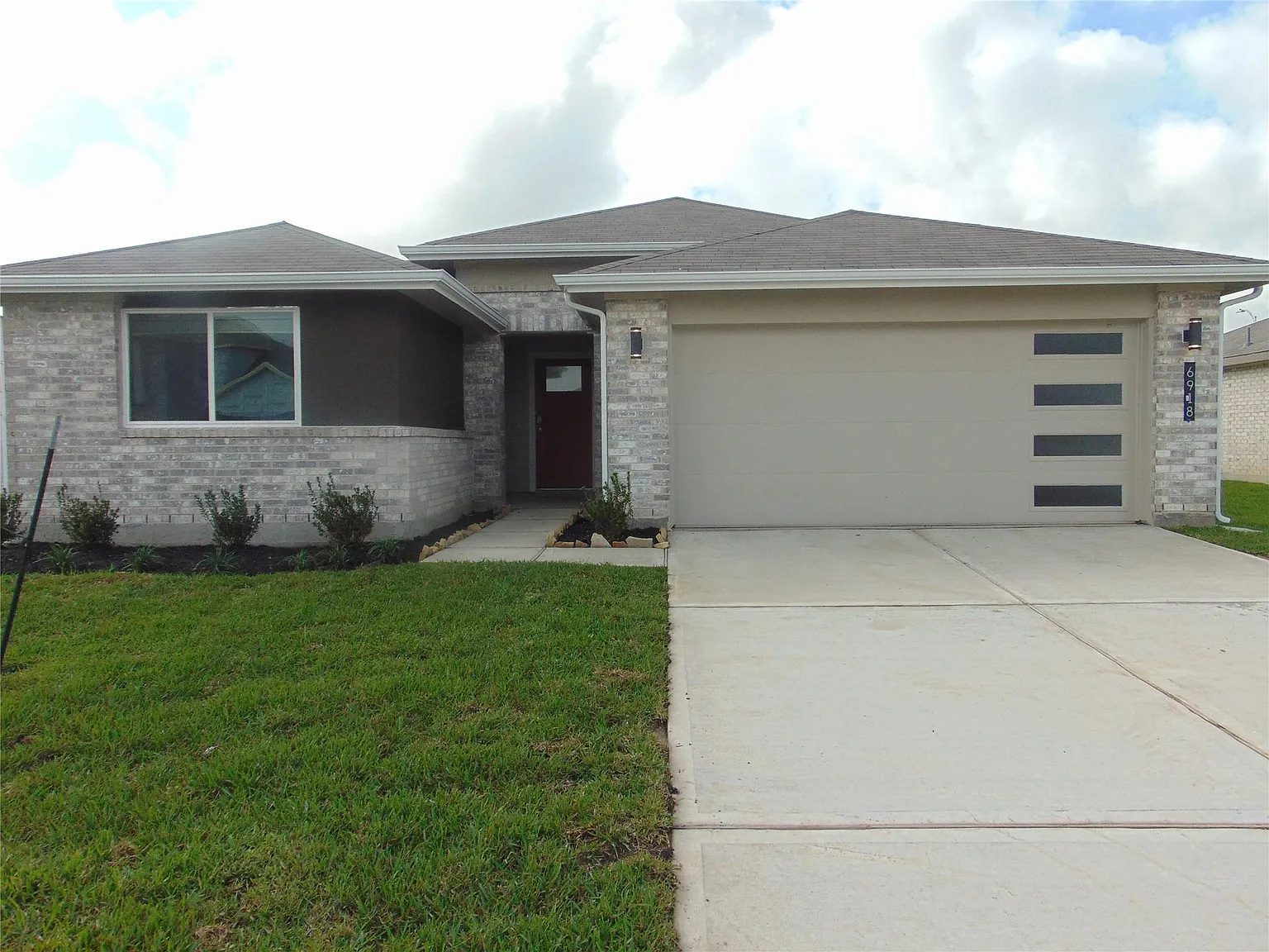 4 bed, 2.0 bath, 1680 sqft, $2,295 — Photo 2