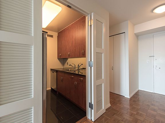 4th image of 420 E 61st St APT 9D