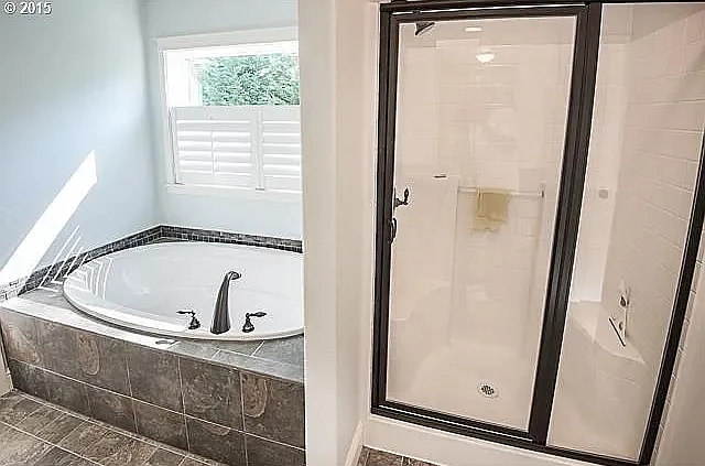 Main full bath view 2