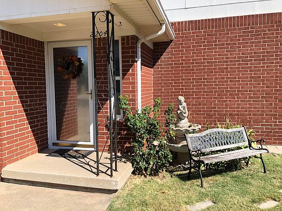 2nd image of 2204 Lynn St