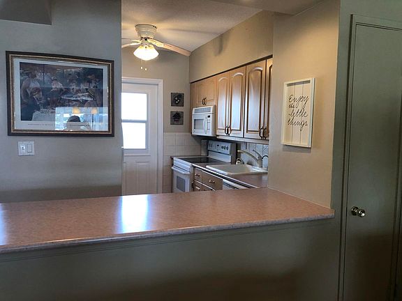 4th image of 800 Pine Dr APT 6