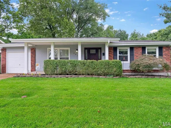 2470 Palm Dr, Florissant, MO 63031