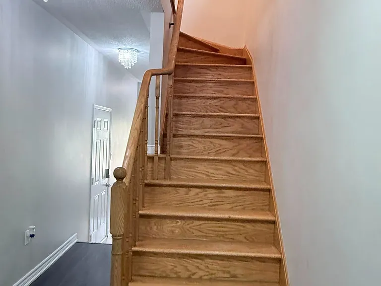 124 Crystalview Cres E — Photo 7