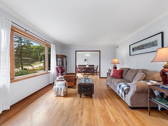 HARDWOOD FLOORS AND CROWN MOLDING THROUGH