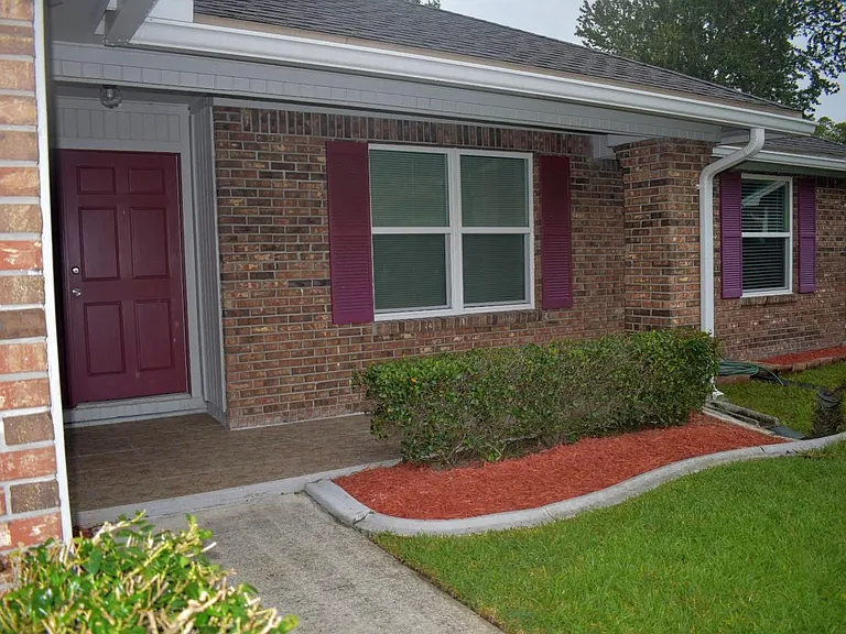 10439 Inverness Dr — Photo 2