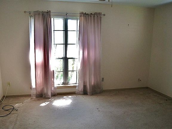 5th image of 305 Shirleen Dr
