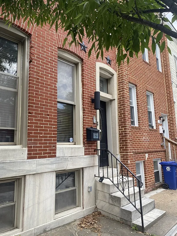 3 bed, 2.0 bath, 1922 sqft, $2,500 — Photo 2