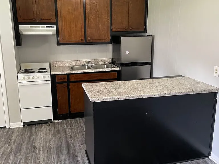607 College St SW — Photo 1