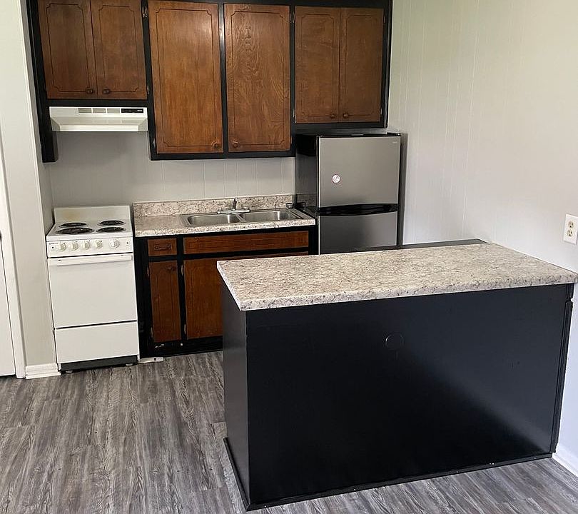 1st image of 607 College St SW