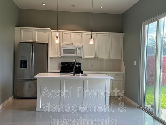 3rd image of 3301 Loyola Ave