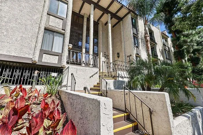 2 bed, 890 sqft, $2,500 — Photo 3