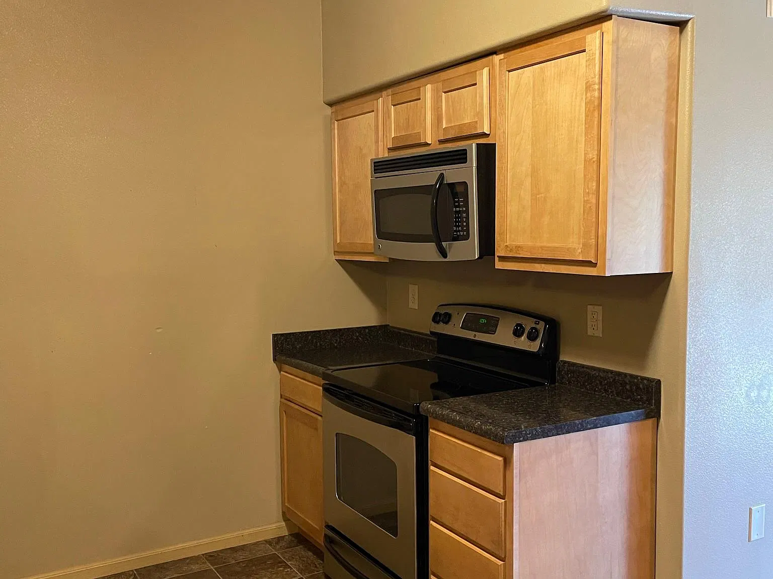 Studio, 634 sqft, $1,067 — Photo 3