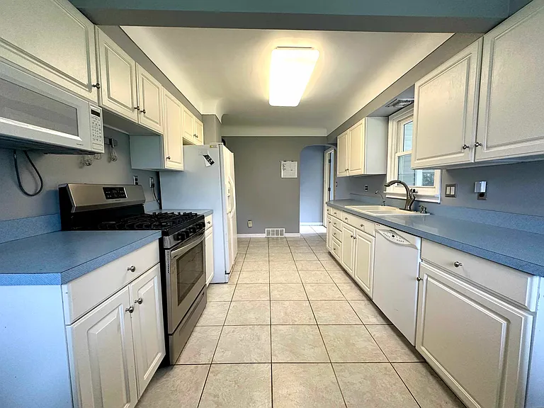 1034 Evanston Dr — Photo 2