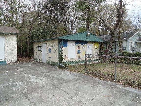 4th image of 909 Allison St