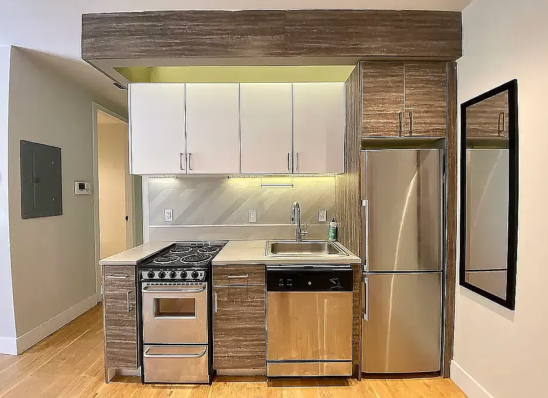 4 N Henry St — Photo 3