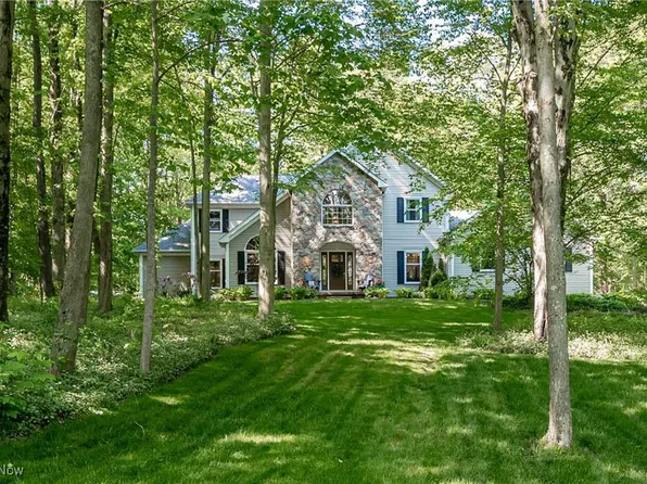 8698 Chase Dr, Chagrin Falls, OH 44023