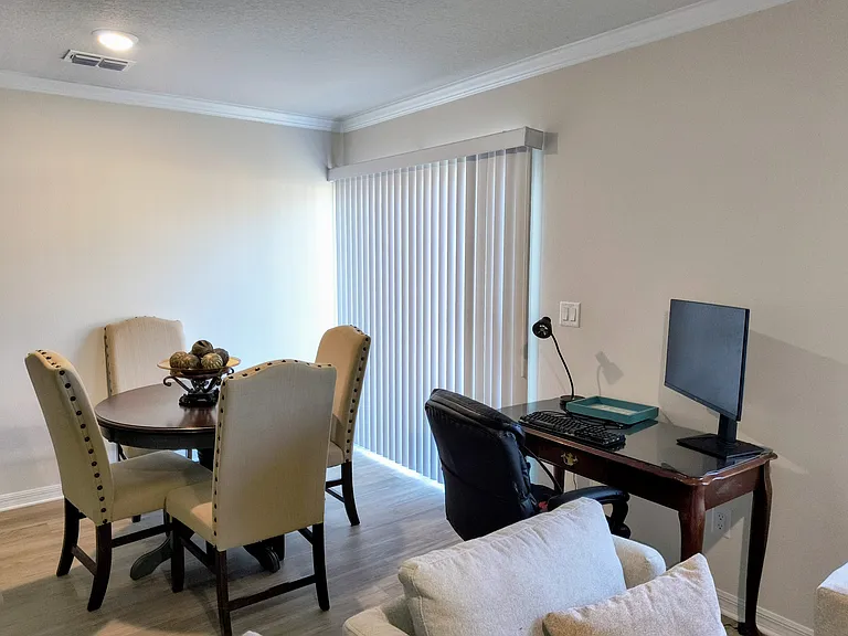 8 Unique Ct — Photo 7
