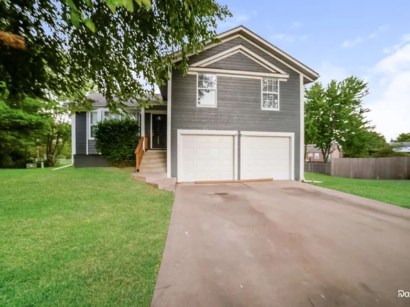 1901 Apache Ct, Greenwood, MO 64034