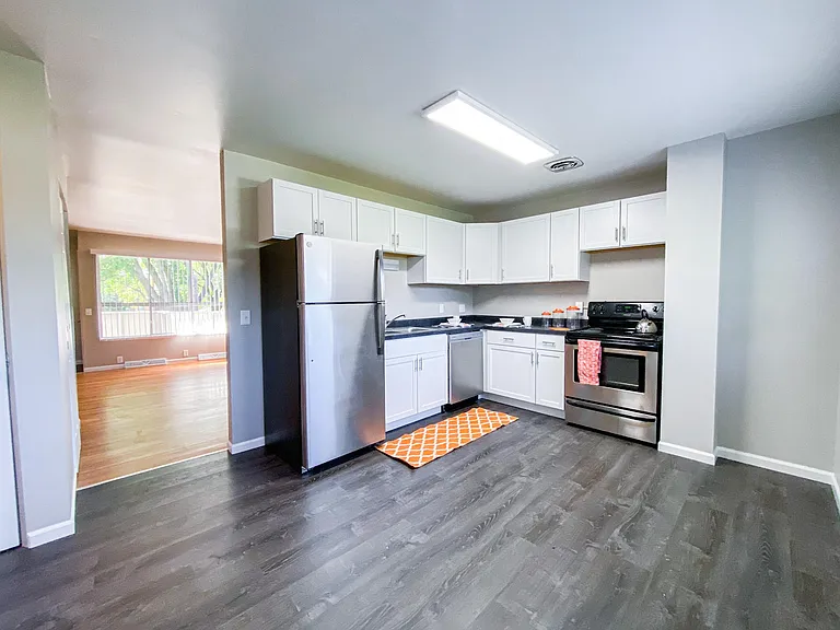 1108 Catalpa Cir — Photo 3