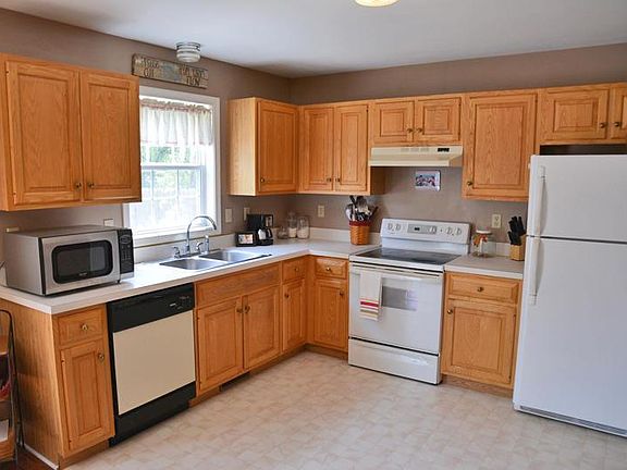 3rd image of 68 Chelmsford Dr
