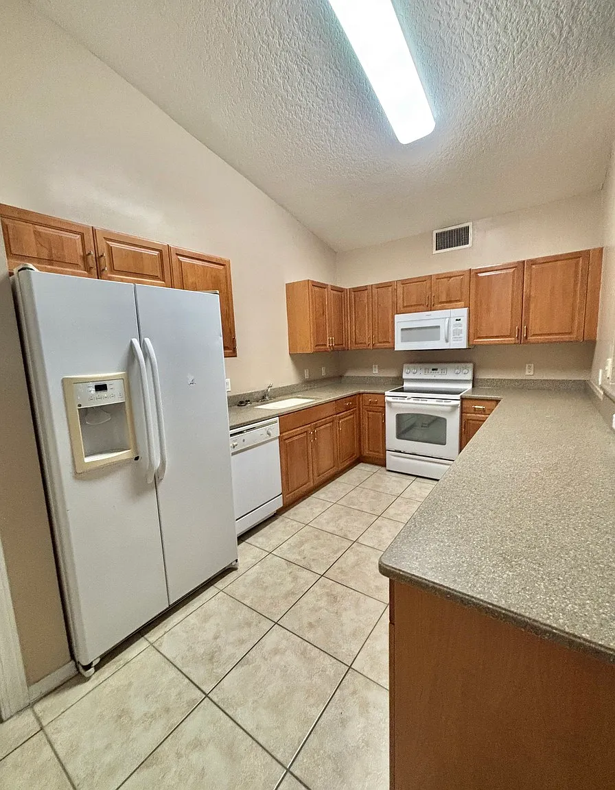 2 Bedroom 2 Bath Convenient Location! Water Included!! — Photo 4