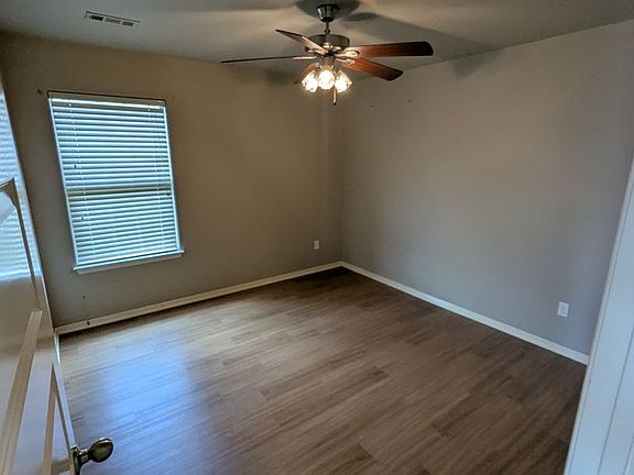 5th image of 504 W Weymouth St