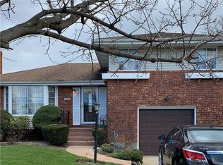 2833 Harbor Rd, Merrick, NY 11566